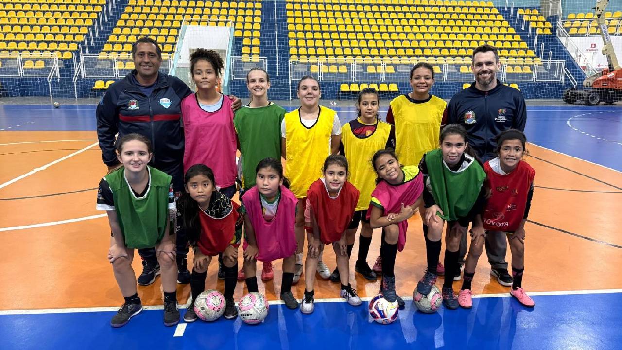 Associação 12 de Junho recebe novas turmas de formação esportiva em Futsal Feminino