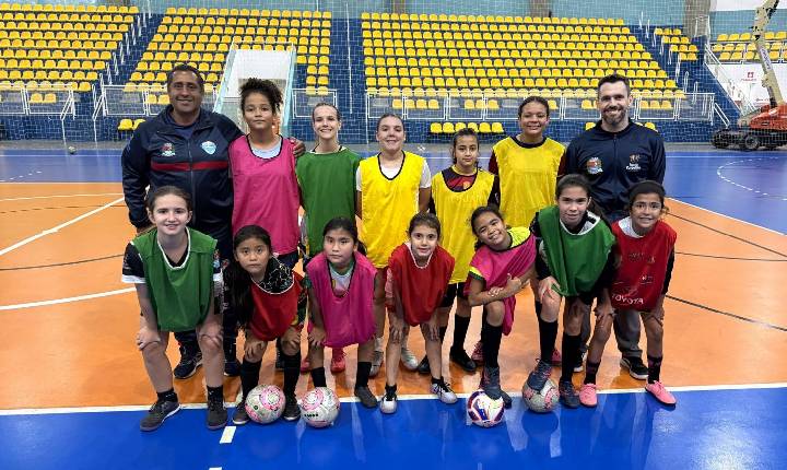 Associação 12 de Junho recebe novas turmas de formação esportiva em Futsal Feminino