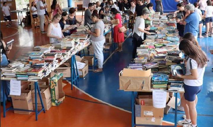 Colégio Almeida Júnior realiza Sebo Literário neste sábado 