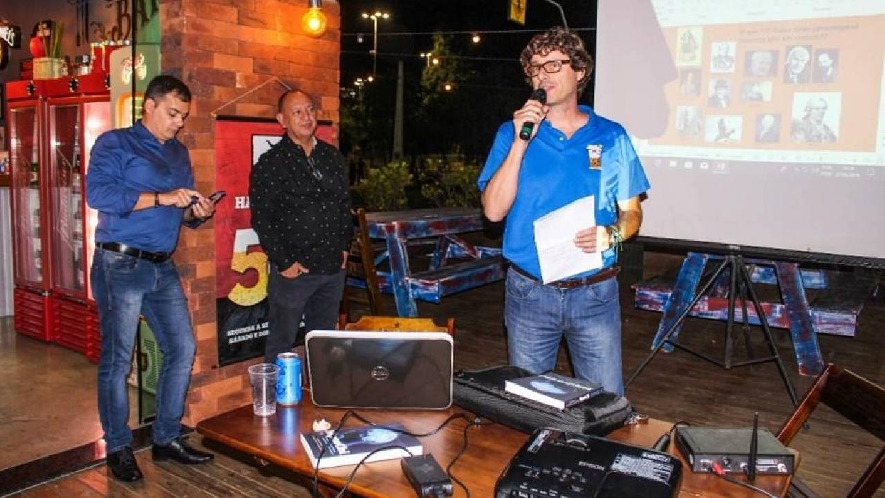 Com apoio do InovaEduK, Pint of Science transforma bares de Indaiatuba em espaços de ciência