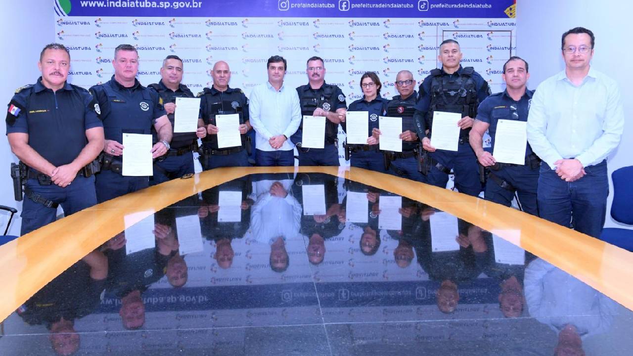 Custódio entrega Portaria de Elogio a guardas civis por ação que resultou na prisão de trio armado