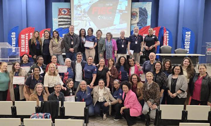 FIEC entrega certificação do Programa Mulheres Mil do curso de Recepcionista de Eventos