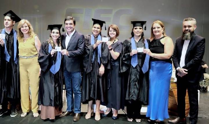 Formandos dos cursos técnicos da Fiec celebram conquista em solenidade de colação de grau