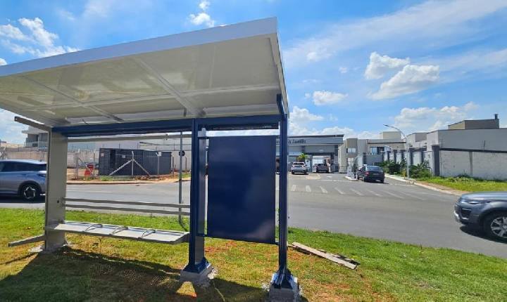 Indaiatuba inicia instalação de novo modelo de abrigos para passageiros do transporte coletivo