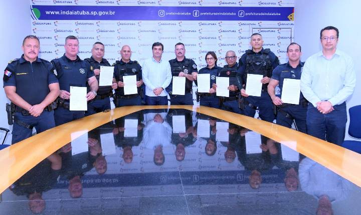 Prefeito entrega Portaria de Elogio a guardas civis por ação que resultou na prisão de trio armado