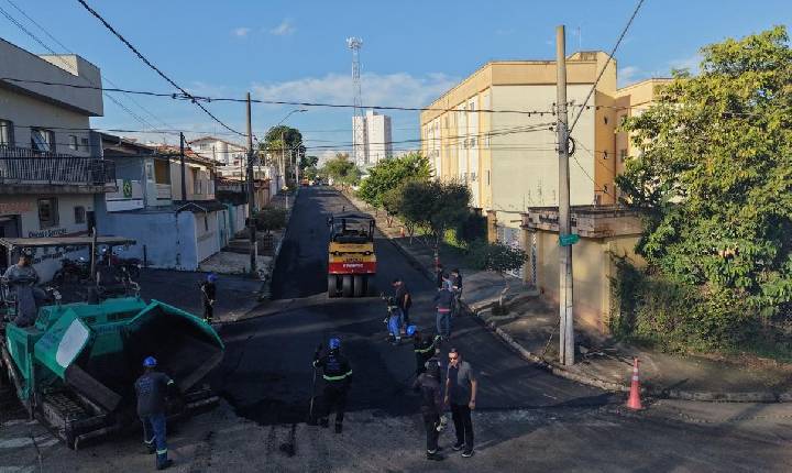 Secretaria de Obras e Vias Públicas realiza recapeamento da Rua Júlio Stein, no Jardim Paraíso