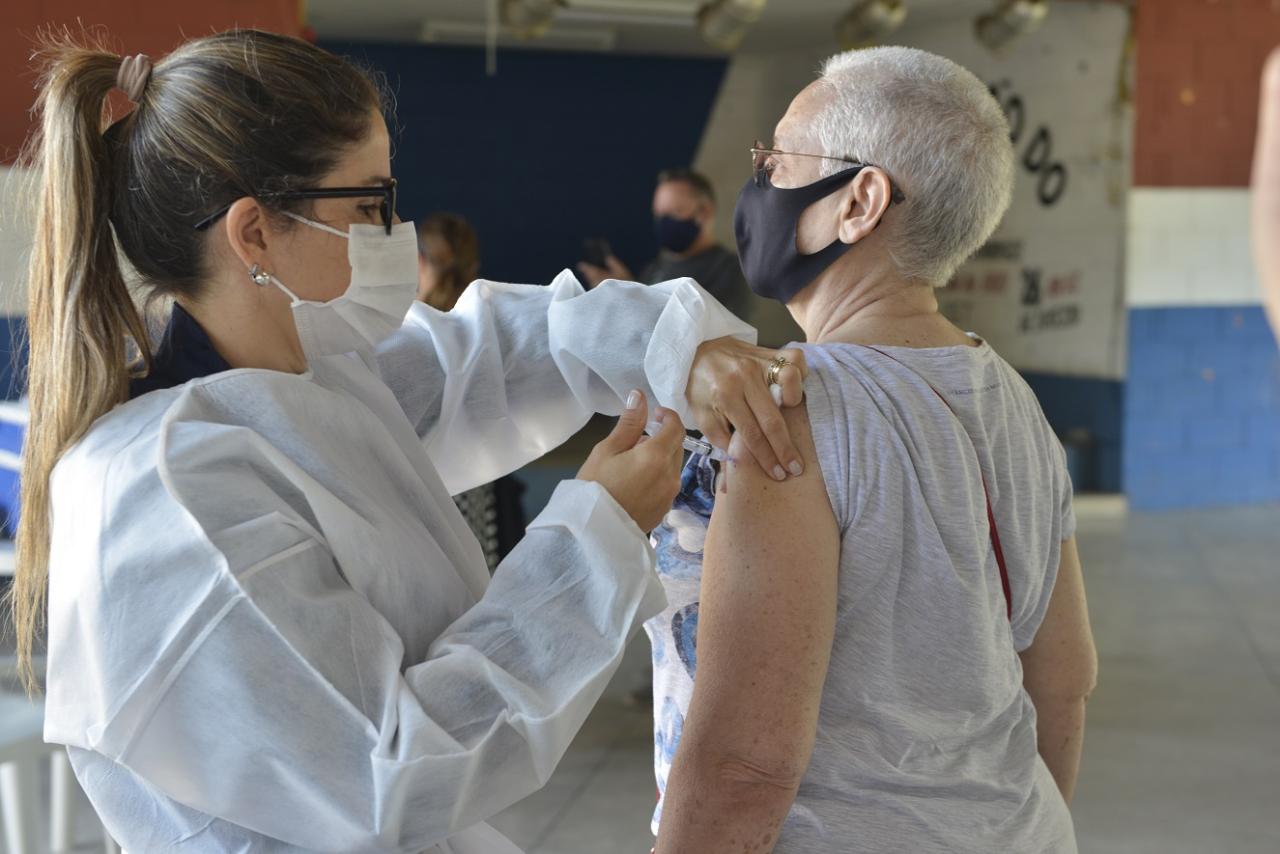 Vacina bivalente contra Covid-19 será aplicada neste sábado (4) no Hospital Dia