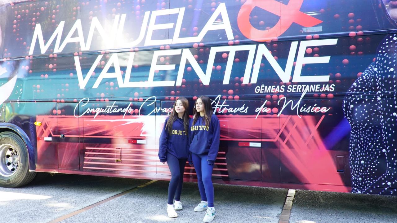 Surpresa e emoção marcam entrega de ônibus para a dupla Manuela & Valentine