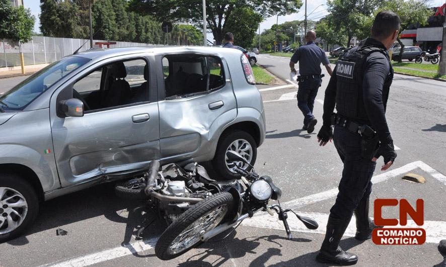 MOTOCICLISTA COLIDE COM CARRO E ARREMESSADO AO ASFALTO