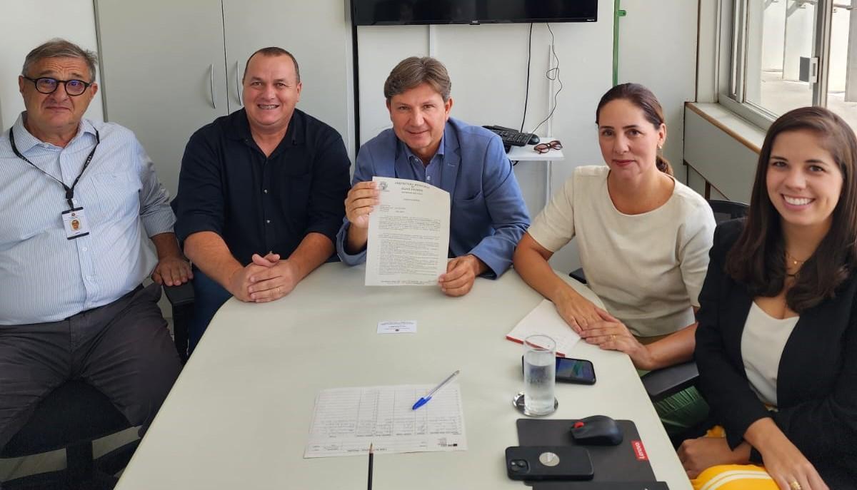 BARONI ASSINA CONVÊNIO PARA DESASSOREAR CORREGO DO CARNEIRO