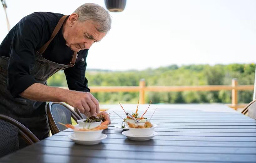 Bares e restaurantes ampliam contratações de profissionais com 50+