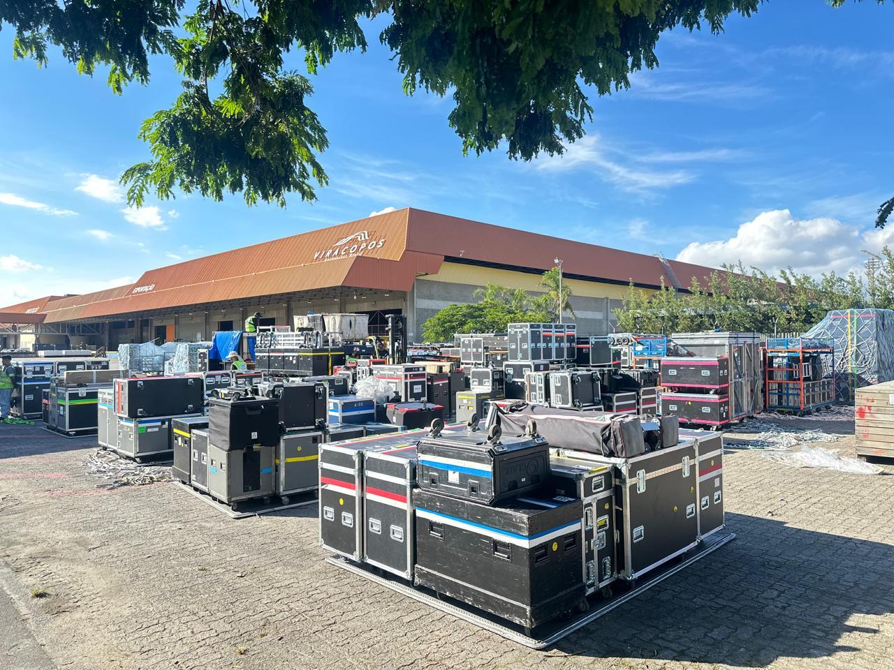 Viracopos realiza exportação de 212 toneladas de equipamentos da turnê de Bad Bunny