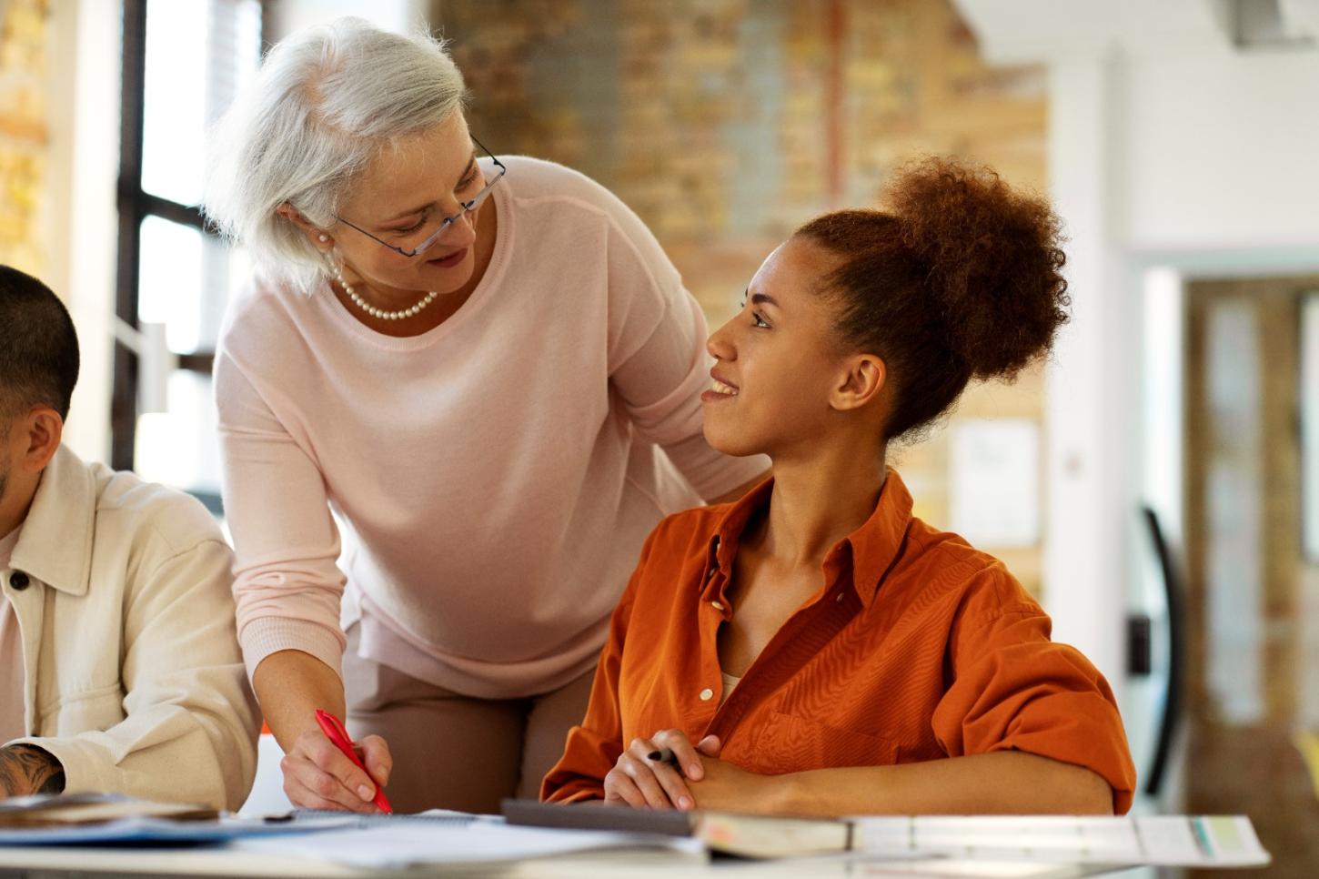 Entre estagiários e veteranos: como as empresas podem equilibrar gerações