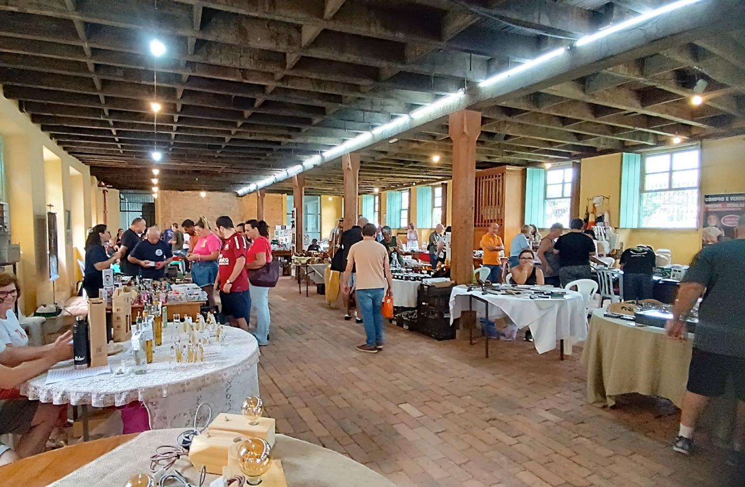 Feira de Antiguidades & Curiosidades acontece neste domingo com encontro de colecionadores e exposição de miniaturas de carro