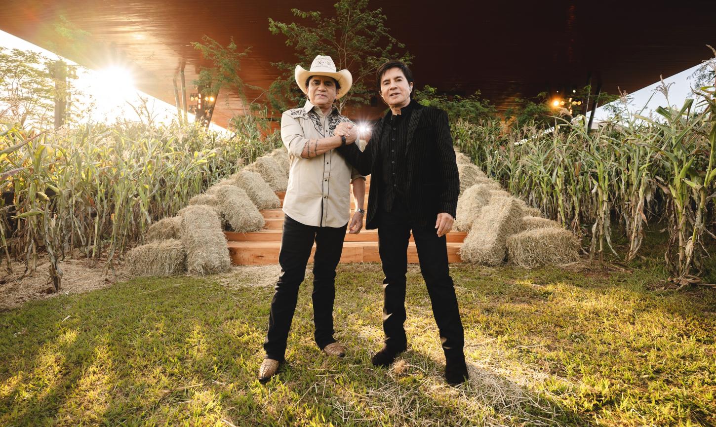 Chitãozinho & Xororó gravam audiovisual “Meninos de Roça” em momento intimista no interior de São Paulo