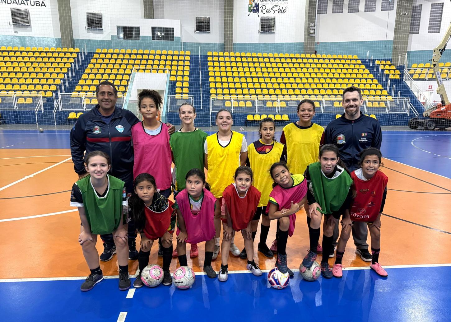 Associação 12 de Junho recebe novas turmas de formação esportiva em Futsal Feminino