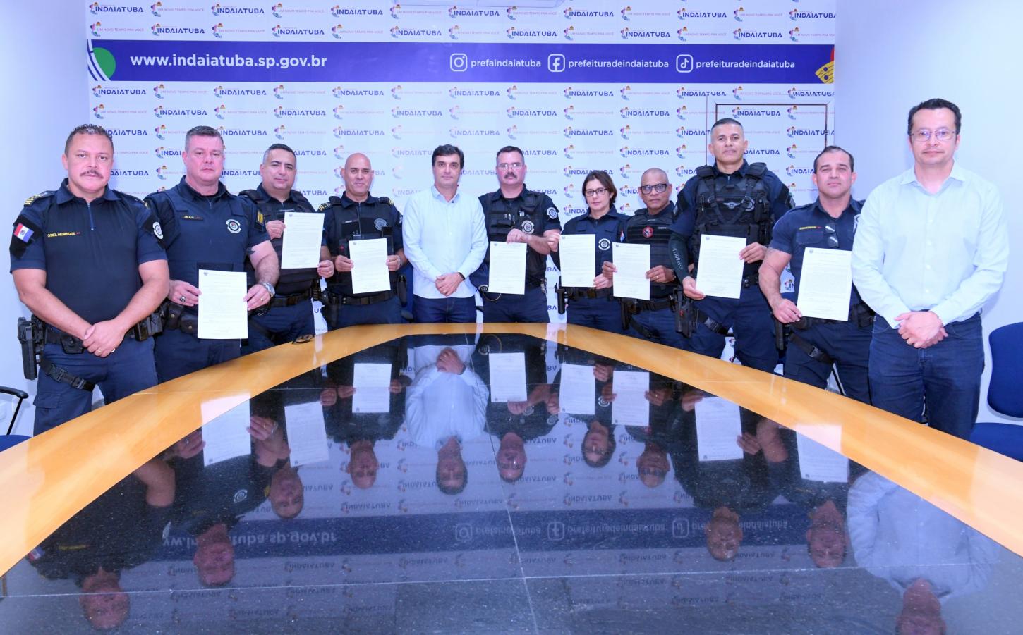 Prefeito entrega Portaria de Elogio a guardas civis por ação que resultou na prisão de trio armado