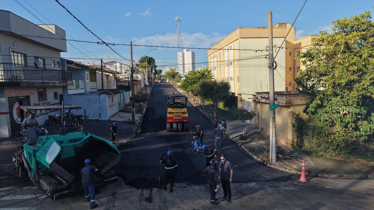 Secretaria de Obras e Vias Públicas realiza recapeamento da Rua Júlio Stein, no Jardim Paraíso