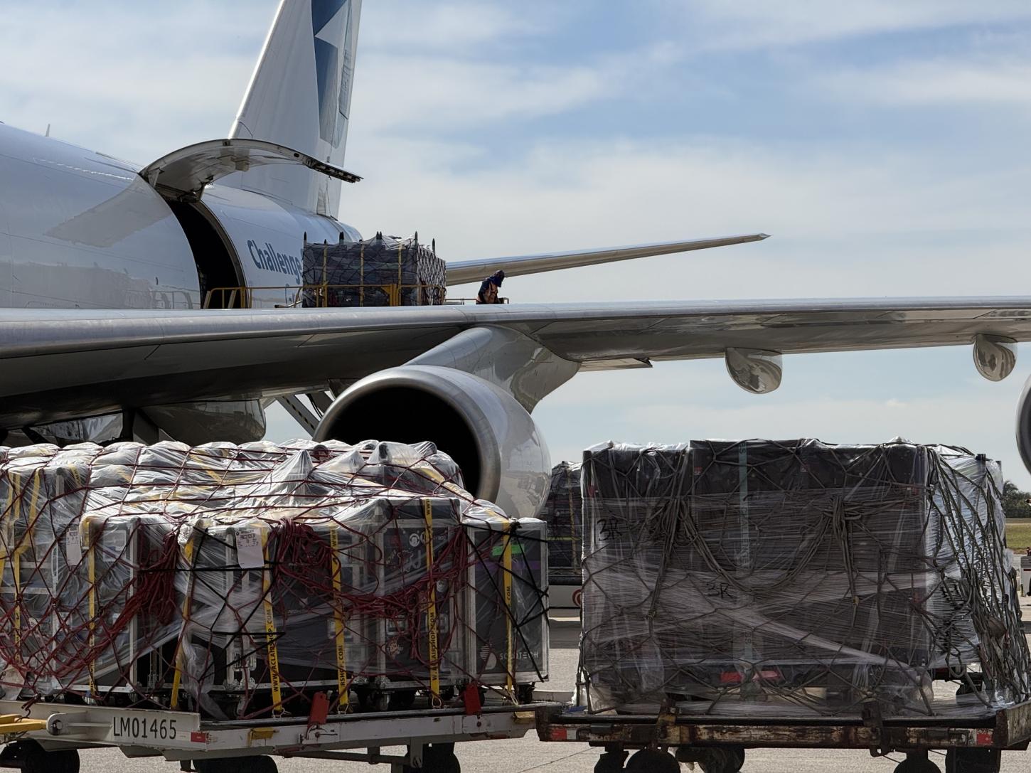 Viracopos recebe 6 aeronaves com um total de 522 toneladas de equipamentos do cantor Harry Styles   