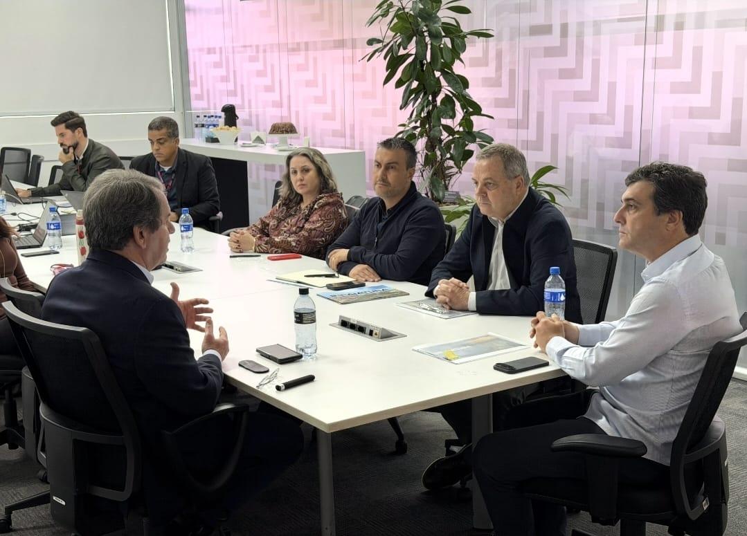 Custódio visita fábrica da Lenovo e apresenta planejamento para o futuro de Indaiatuba