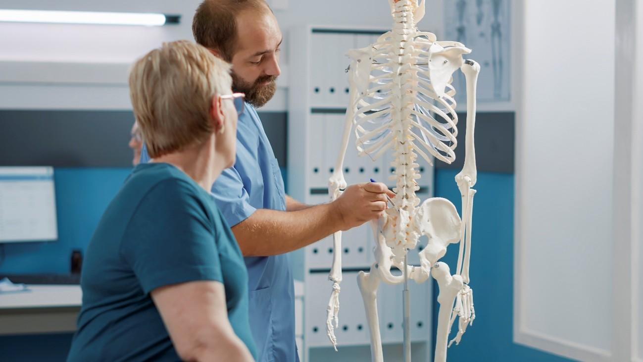 Fratura após queda simples pode ser sinal de osteoporose