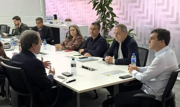 Custódio visita fábrica da Lenovo e apresenta planejamento para o futuro de Indaiatuba