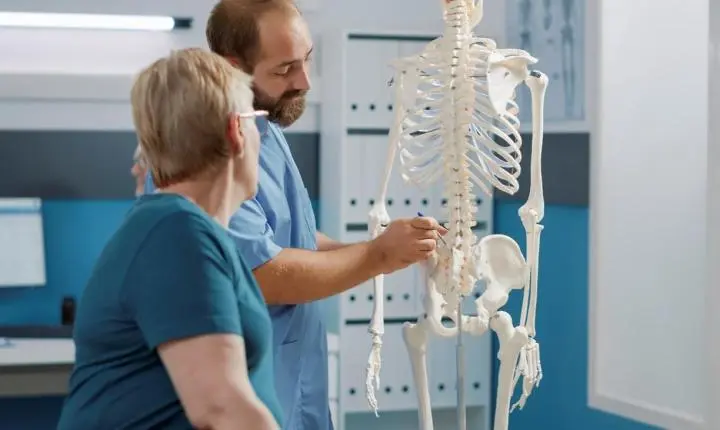 Fratura após queda simples pode ser sinal de osteoporose