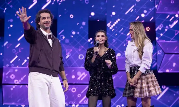 Mika Donadoni disputa semifinal do Canta Comigo Teen e representa a Escola de Música Dimas Tadeu