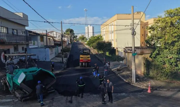 Secretaria de Obras e Vias Públicas realiza recapeamento da Rua Júlio Stein, no Jardim Paraíso