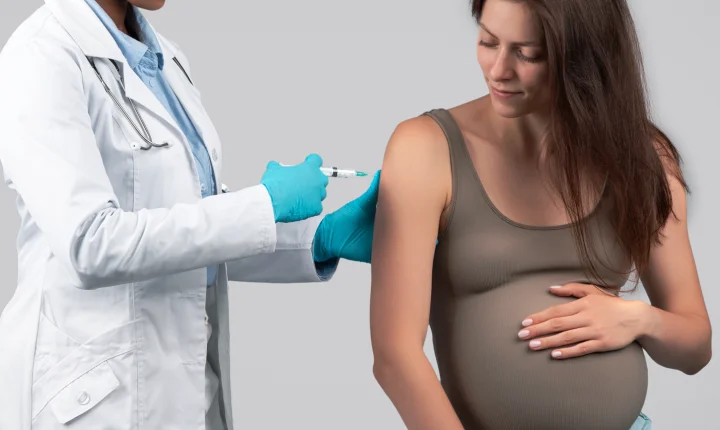 Saúde reforça disponibilidade das vacinas contra bronquiolite e influenza para gestantes